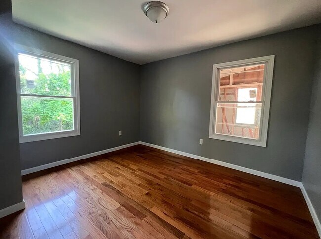 Building Photo - 1648 Valley Dr
