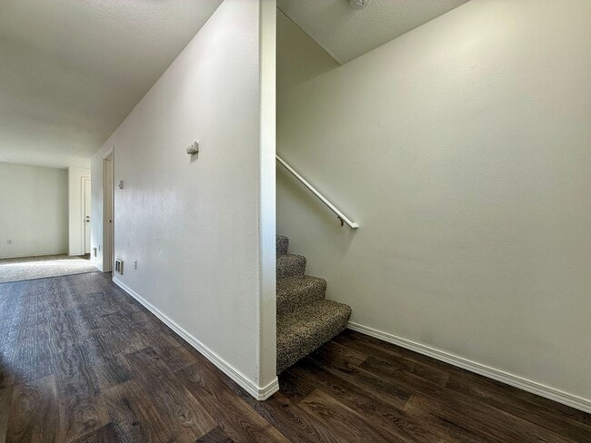 Building Photo - SCHEDULE A TOUR TO VIEW THIS NEWLY UPDATED TOWNHOME IN REDMOND!!