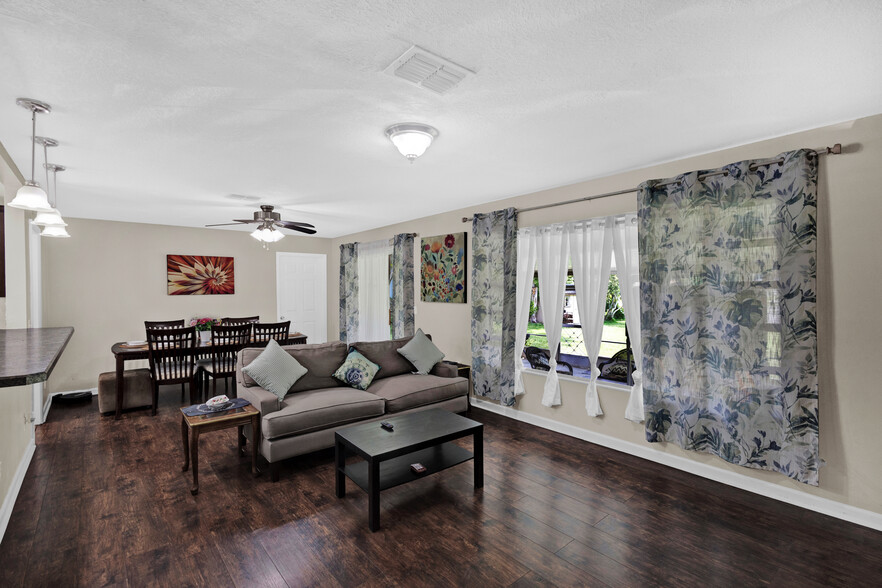 Dinning/ living room - 7464 Old Kings Rd S