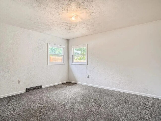 Building Photo - 2135 Norwood Ave