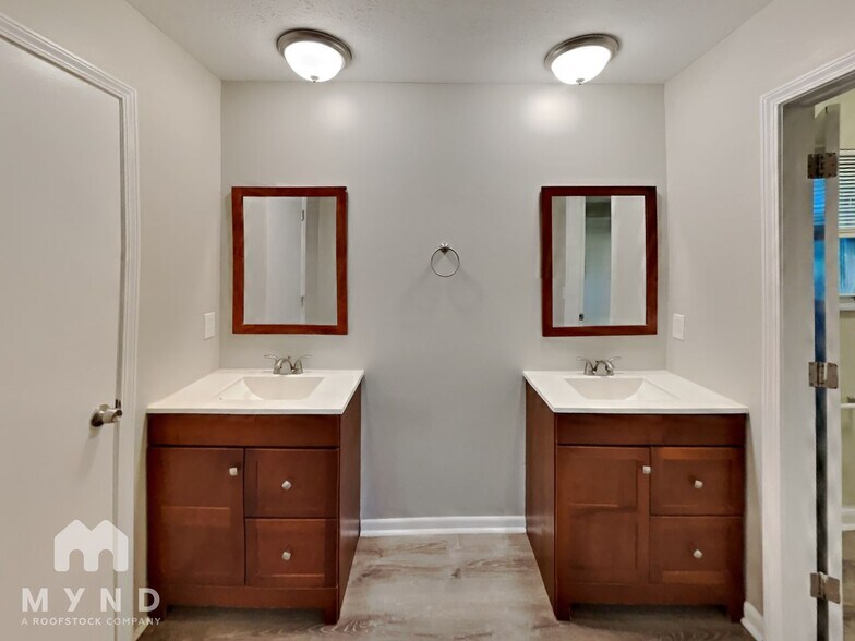 Building Photo - 1853 Tamarack Ct N