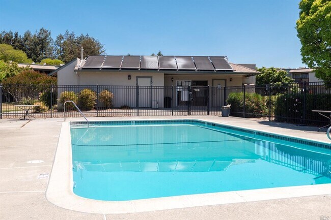 Building Photo - Spacious 2 bedroom, 1.5 bath condo in Ever...