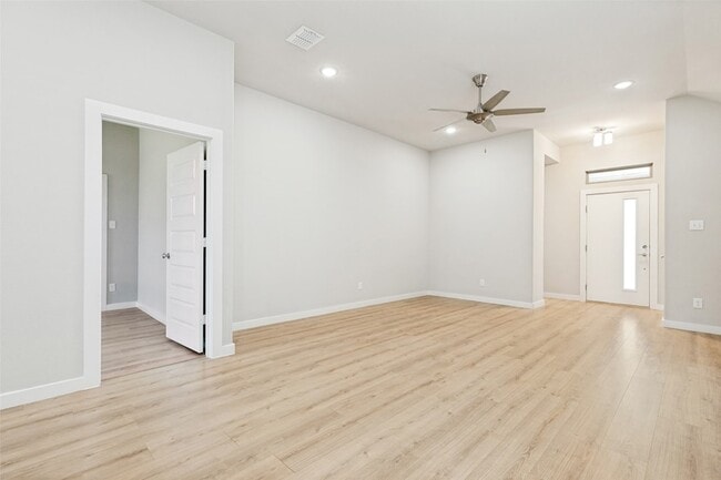 Building Photo - 204 Mountain Meadow Ln