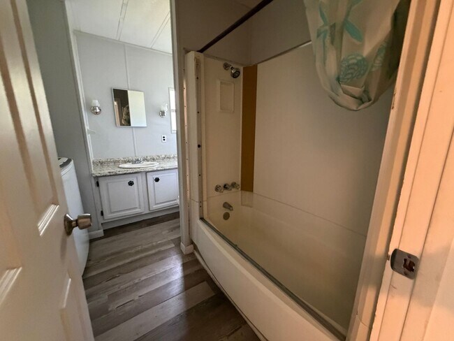 Building Photo - Spacious 3/2 available now!