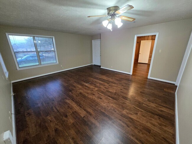 Building Photo - Bryan - 4 bedroom / 2 bath / fenced in bac...
