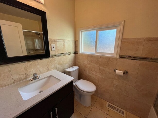 Building Photo - Three Bedroom House Available in Albany!!!