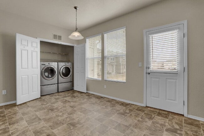 Building Photo - Spacious 3-Bed End-Unit Townhome with Mountain Views Near Ft. Carson