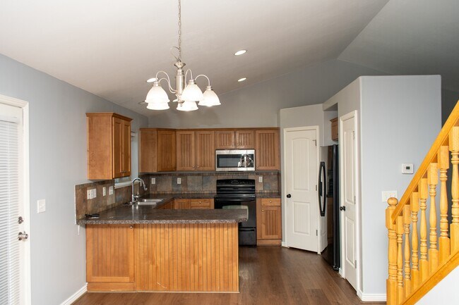 Building Photo - 564 800 E