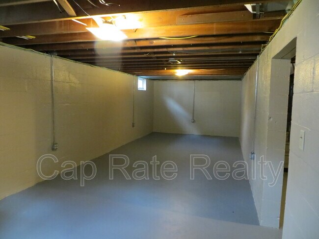 Building Photo - 469 S Waverly St