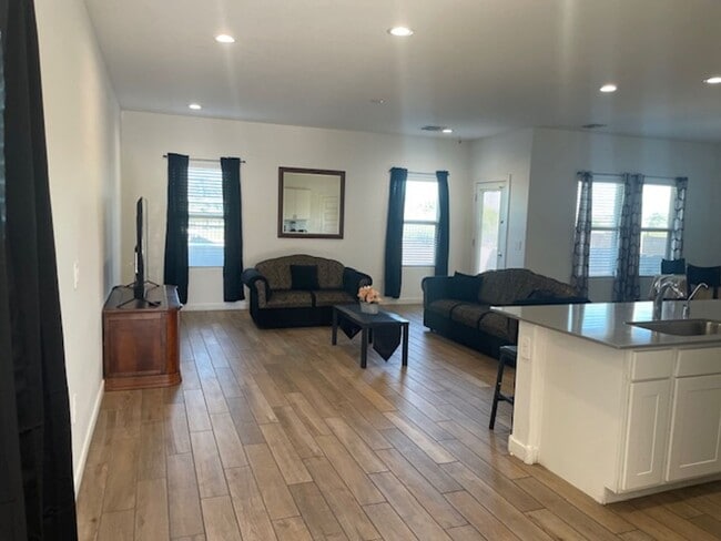 Building Photo - Large spacious 4 bedroom home located in cul de sac