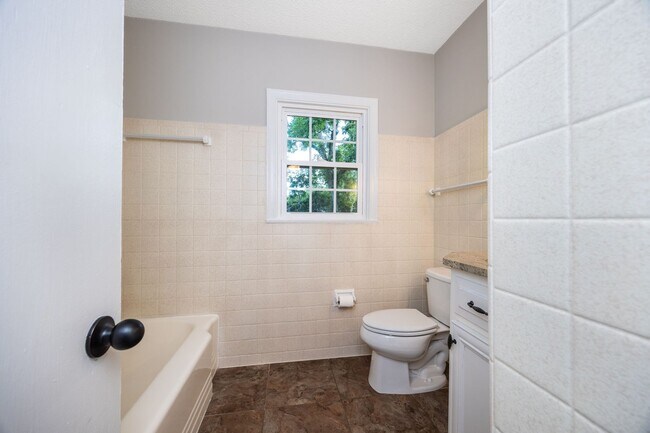 Building Photo - Renovated 4 Bedroom, 3 Bath home in Live Oak