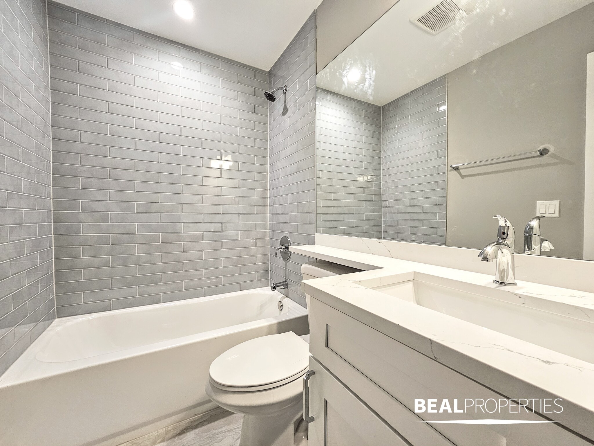 Building Photo - 3935 N Janssen Ave