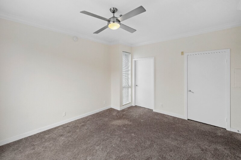 Building Photo - 585 N Rossmore Ave