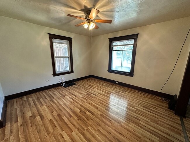 Building Photo - $1350 - 2 Bed 1 Bath Home
