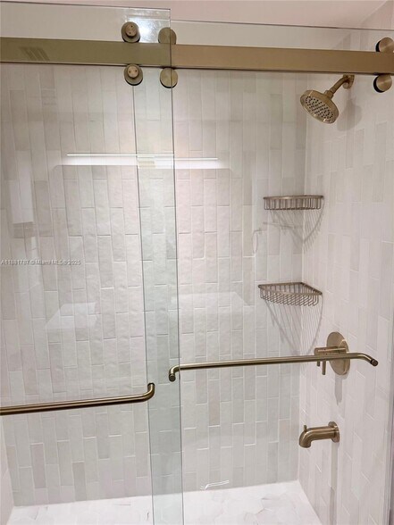 Building Photo - 90 Edgewater Dr