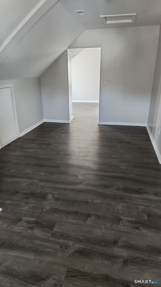 Building Photo - 67 Beardsley Park Terrace