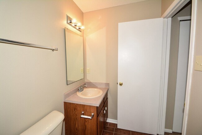 Building Photo - "Spacious 3-Bed Retreat in Fishers with El...