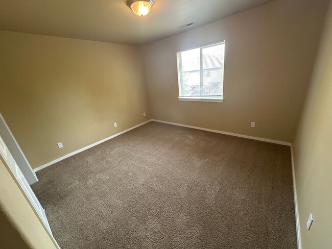 Building Photo - $500 Off 1st MONTH'S RENT, Eastside House,...