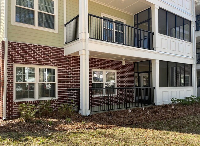 Building Photo - Available May 11th. GROUND FLOOR 3BR/2 BA Condo in Riverland Woods!