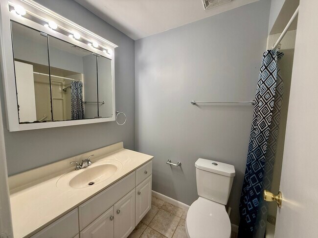 Building Photo - 3026 Roberts Dr