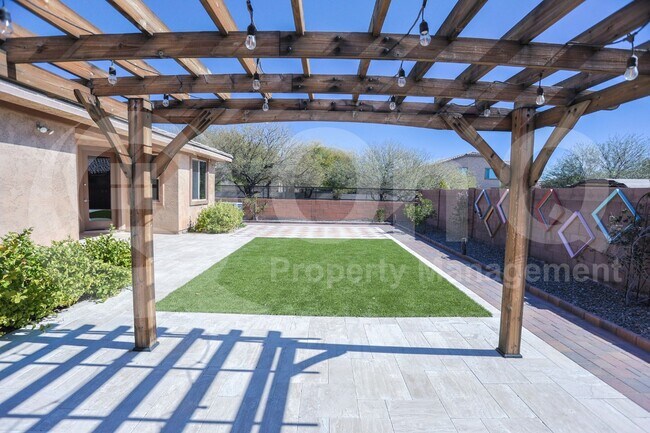 Building Photo - 1465 E Ibis St