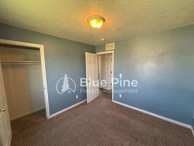 Building Photo - 3920 E Deloy Dr