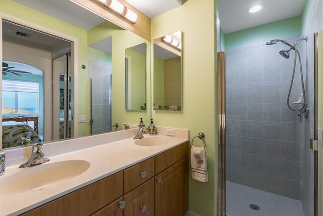 Building Photo - Furnished 2 Bedroom Condo in Town!