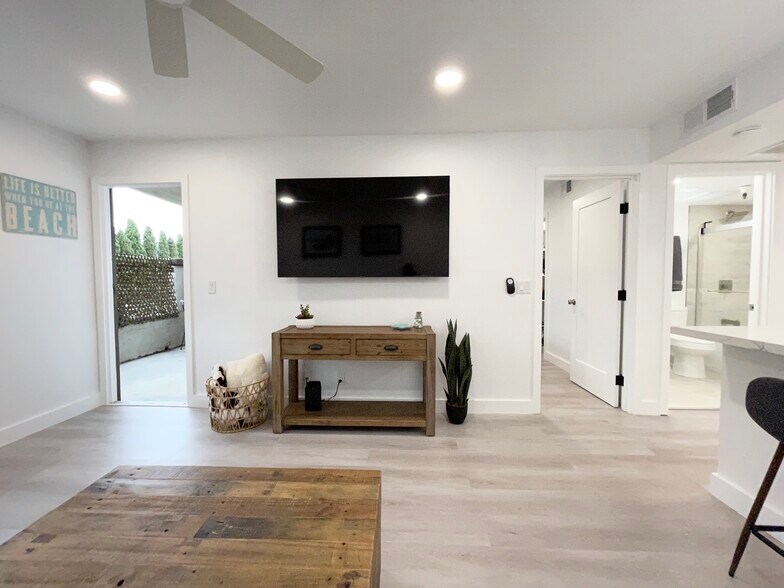 Building Photo - 3830 Avenida Del Presidente
