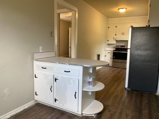 Building Photo - For Rent - Renovated One Bedroom Unit in G...