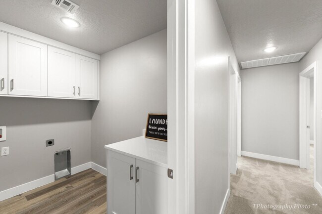 Building Photo - Stunning 4-Bedroom Home!