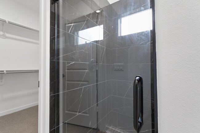 Building Photo - 10928 Norwich Ave