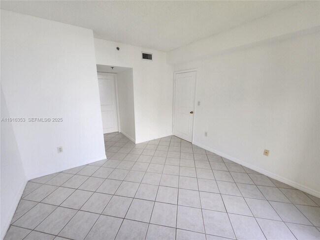Building Photo - 540 Brickell Key Dr