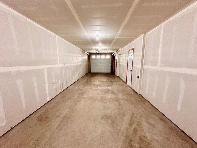 Building Photo - Spacious 2 Bedroom Sagebrook Townhome