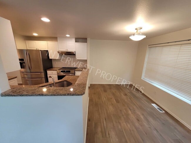 Building Photo - Beaverton 3 Bed 2.5ba Beautiful 2 Story Co...
