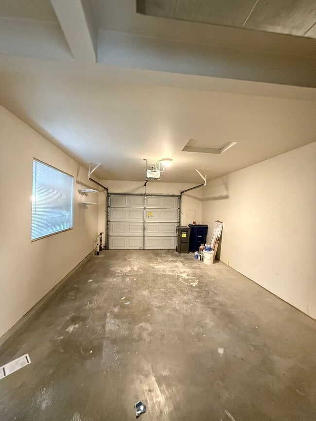 Building Photo - Fully Remodeled Silver Firs Townhome for R...