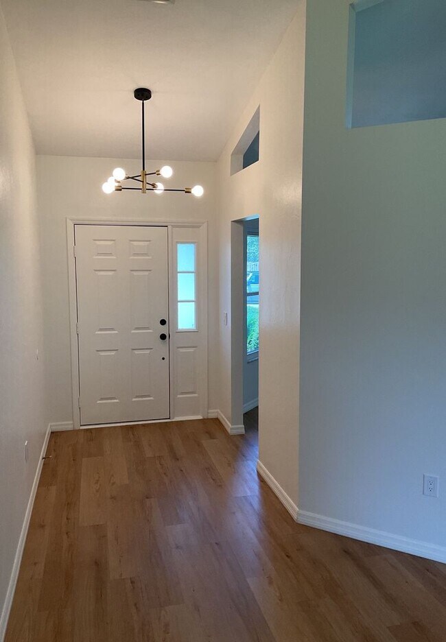 Building Photo - Spacious 3/2 in Eagle Point