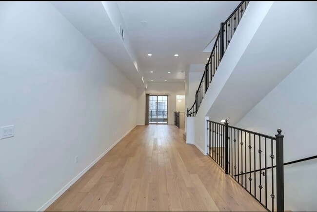Building Photo - 421 W 6th St