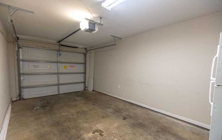 Building Photo - 741 White Dr