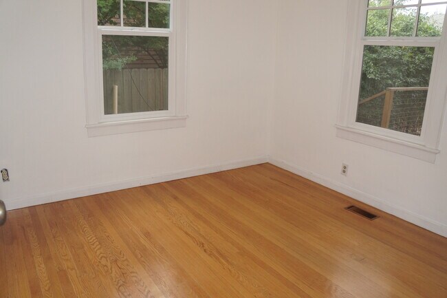 Building Photo - N.E Rose City Bungalow Pet Friendly