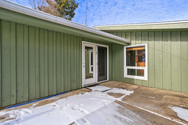 Building Photo - 1115 Broadmoor Dr