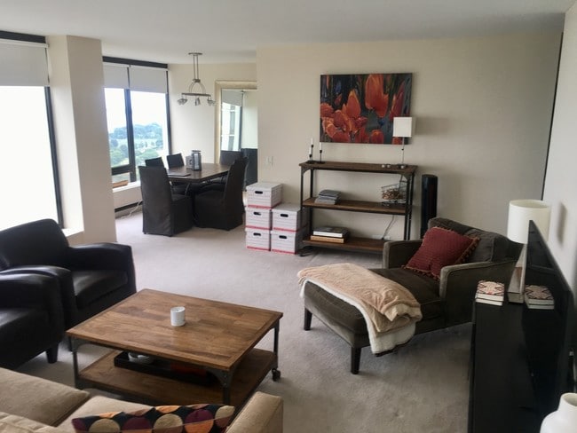 Building Photo - 5445 N Sheridan Rd