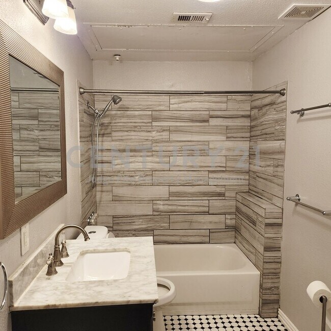 Building Photo - Updated 1/1 Apartment in Prime Dallas Location Ready for Move-In!