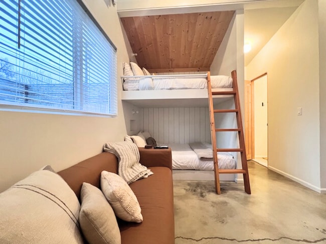 Building Photo - Fully furnished studio apartment in the North End! | 3-6 month leases available!!