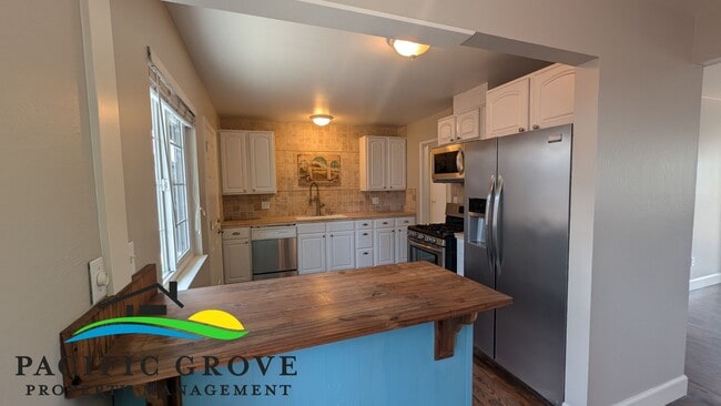 Building Photo - Updated Three Bedroom