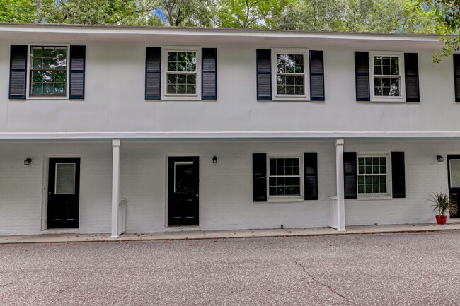 Building Photo - 1618 Poinsettia Rd