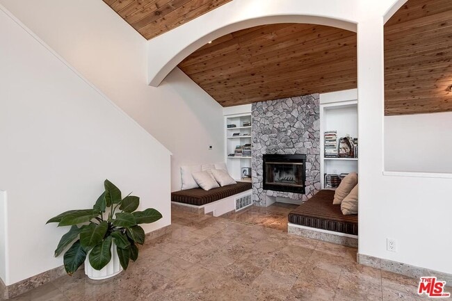 Building Photo - 10827 Pacific View Dr