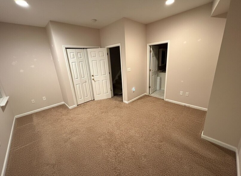 Building Photo - 1328 W Lombard St