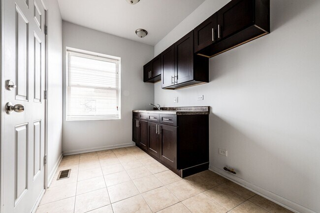 Building Photo - 1509 S Kenneth Ave