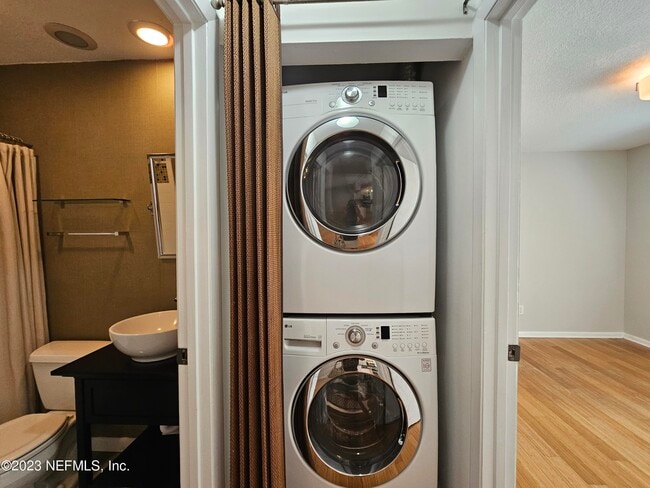 Building Photo - 120 Bermuda Ct