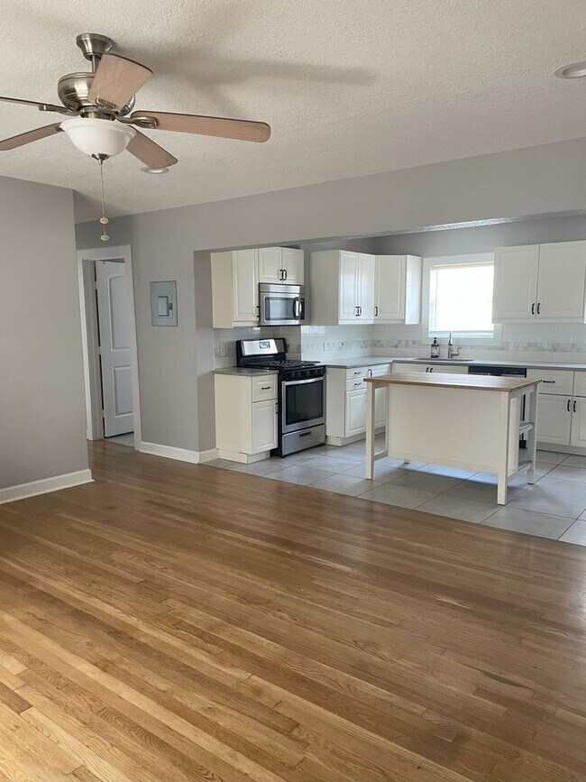 Building Photo - Charming 2-bedroom, 1-bathroom apartment!